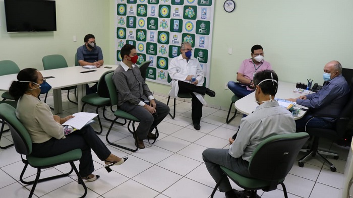 Pessoas sentadas conversando entre si