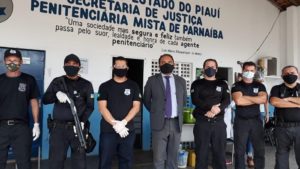 Pessoas de pé na entrada do presídio de Parnaíba