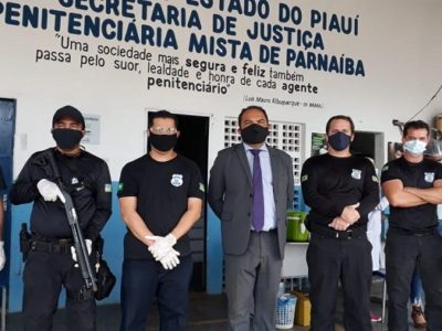 Pessoas de pé na entrada do presídio de Parnaíba