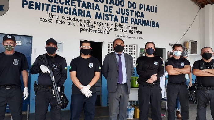 Pessoas de pé na entrada do presídio de Parnaíba