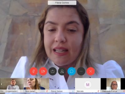 Pessoas reunidas durante reunião virtual. Diversos quadros numa tela. Cada um deles têm o rosto de uma pessoa