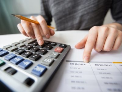 calculadora e pessoa usando