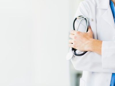 Fotografia que mostra o perfil de um médico