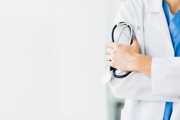 Fotografia que mostra o perfil de um médico