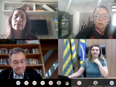 pessoas reunidas virtualmente