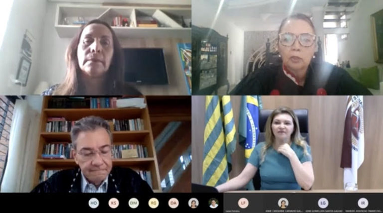 pessoas reunidas virtualmente