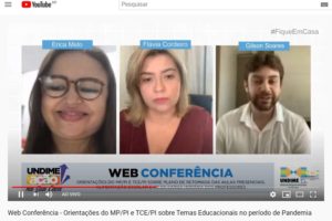 Duas mulheres e um homem durante videoconferência