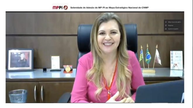 Imagem de uma mulher sorrindo