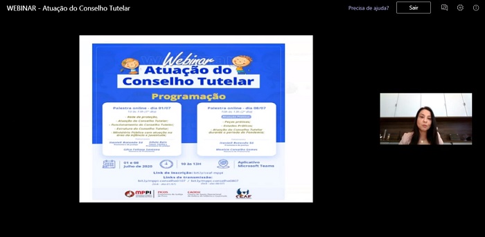 Imagem de uma pessoa ministrando palestra. Ao lado dessa pessoa há uma tela com uma apresentação sobre o assunto que está sendo discutido na palestra.