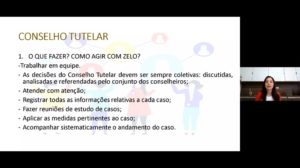 Imagem de uma pessoa falando. Ao lado dessa pessoa apareece uma tela com a projeção de um conteúdo.