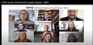 Imagem de pessoas reunidas por videconferência