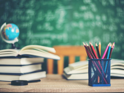 escola livros canetas