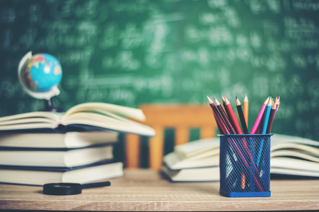 escola livros canetas