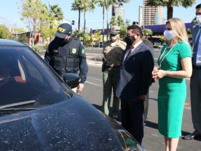 PGJ a frente de um carro durante a blitz. Ao lado, demais representantes dos órgãos parceiros..