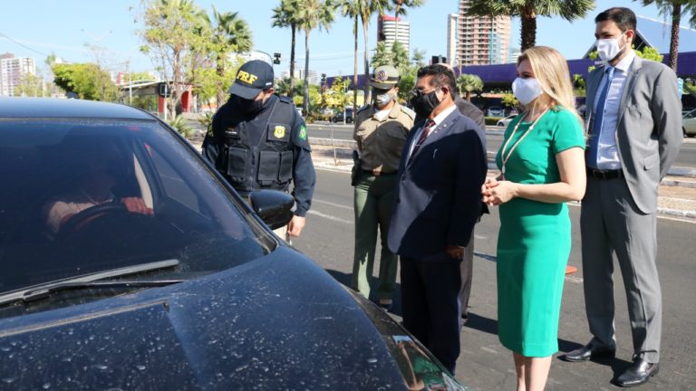 PGJ a frente de um carro durante a blitz. Ao lado, demais representantes dos órgãos parceiros..