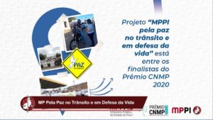 Imagem é um trecho do programa MPTV, em que aparece uma arte com texto grande escrito "Projeto MPPI pela paz no trânsito e em defesa da vida" está entre os finalistas do Prêmio CNMP 2020. Abaixo as logos do MPPI e Prêmio CNMP 2020. Ao lado, fotos das ações realizadas nos anos anteriores.