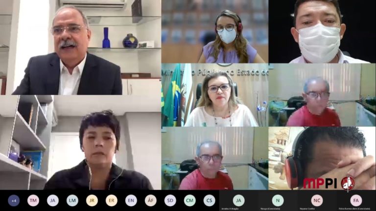Foto da reunião retirada da tela do computador. Centralizada na imagem a PGJ, Carmelina Moura, e ao redor as demais autoridades.